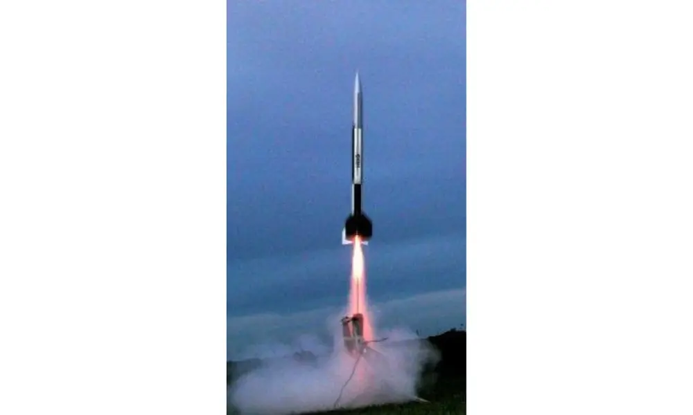 Iris 1,6" (41 mm) modellraketbyggsats DG-motorer 29 mm fäste flyger till 1500 meter, 3 image model rocketry